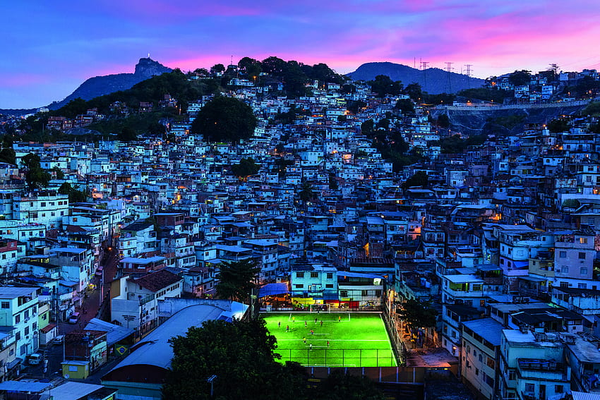 リオのスラム街で、シェルは投光照明付きのサッカー フィールドを作成します 高画質の壁紙