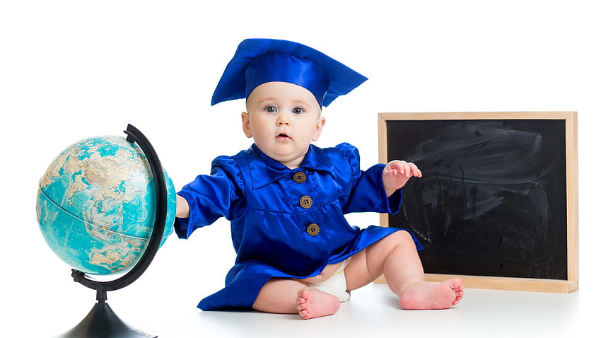 Cute Baby Toddler está sentado en el piso blanco con un vestido azul de graduación y una gorra fondo de pantalla