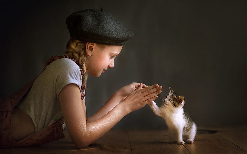 Little Girl and Kitten, manos, gatito, niña, boina fondo de pantalla