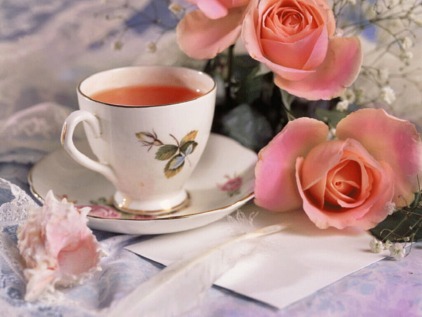 Tè e rose ~ Per Cherie, tavolo, tè, rose, carta, tazza, natura morta, piuma, fiori, cherie, conchiglia Sfondo HD