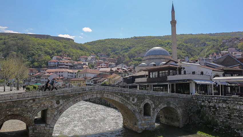Britische Klimaaktivisten sind in Prizren, einer historischen Stadt im Kosovo, gestrandet HD-Hintergrundbild