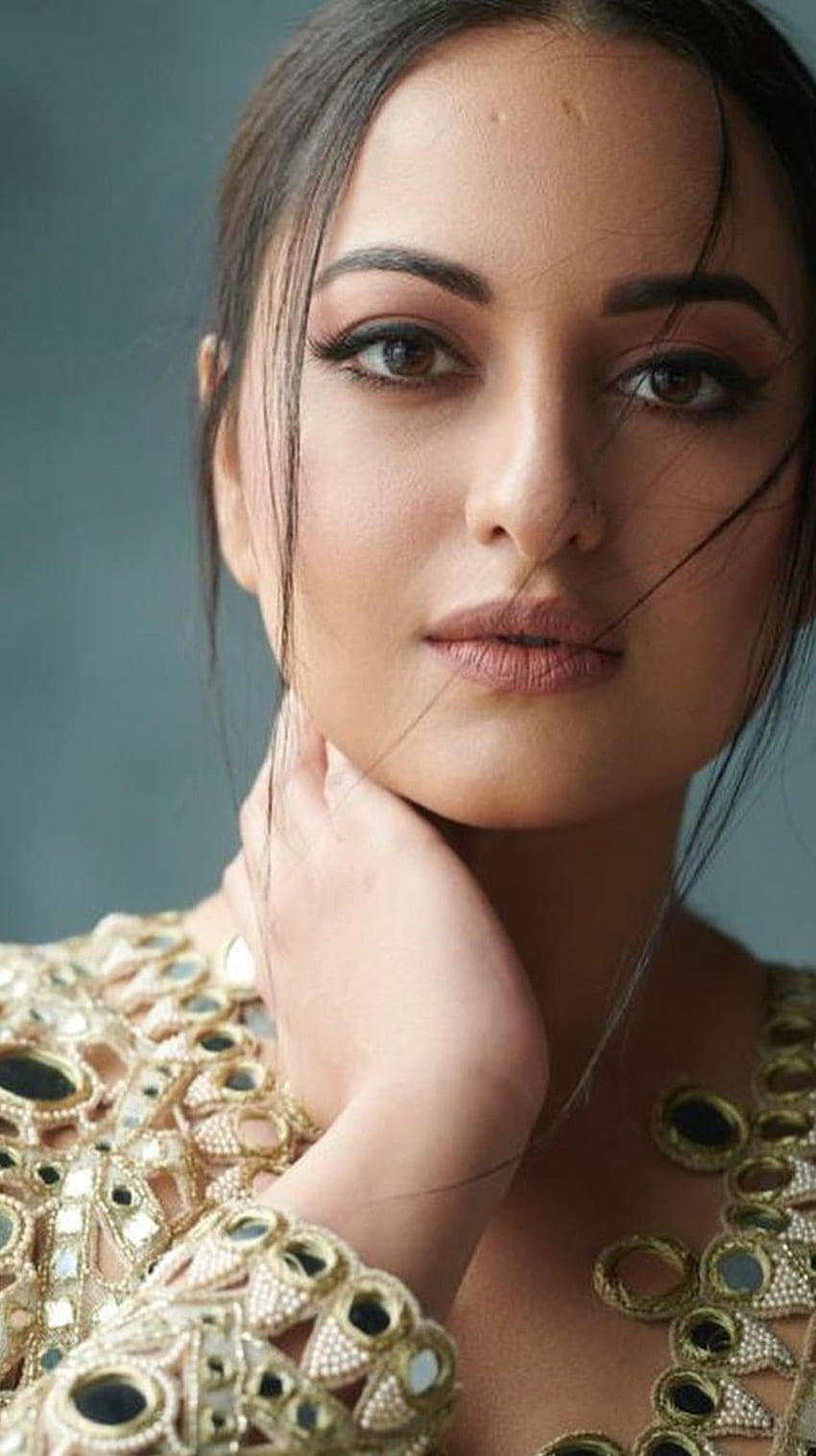 Sonakshi Sinha, attrice di Bollywood, primo piano Sfondo del telefono HD