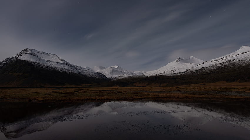 Vista da paisagem de montanhas cobertas de neve sob o reflexo do céu azul na natureza do lago papel de parede HD