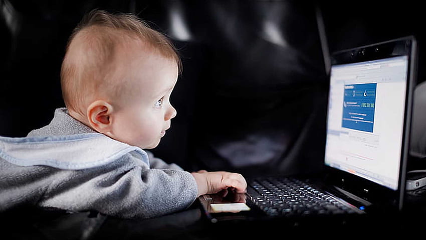 Şirin Erkek Bebek Koyu Arka Planda Gri Renkli Elbise Giyen Dizüstü Bilgisayarı Kullanıyor. HD duvar kağıdı