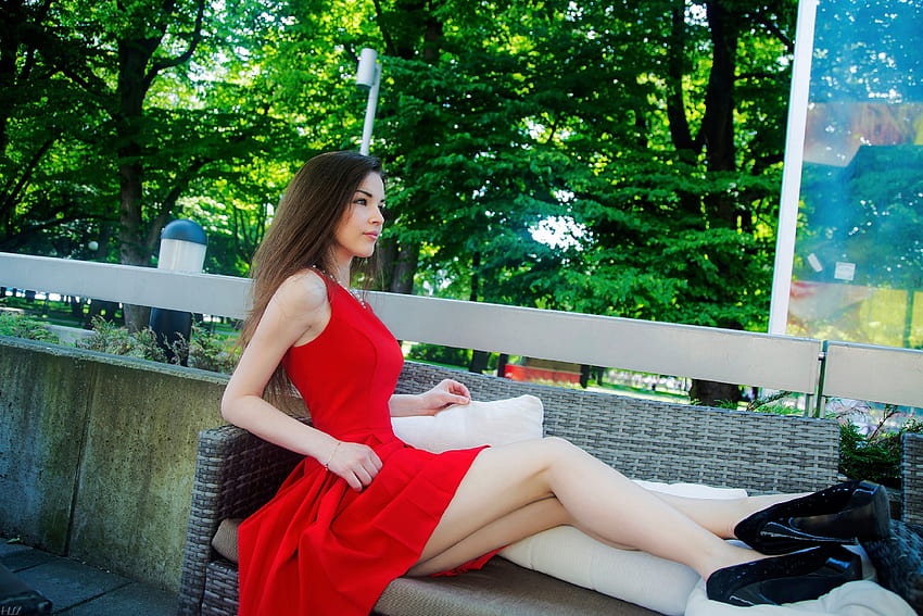 赤いドレスを着たニキータ・シュヴェドフ、モデル、ハイヒール、ドレス、ブルネット、屋外 高画質の壁紙