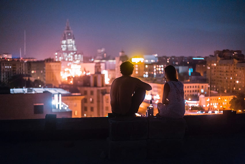 / para siedzi na dachu w ciepłą noc w moskwie, letnia noc, Rooftop at Night Tapeta HD