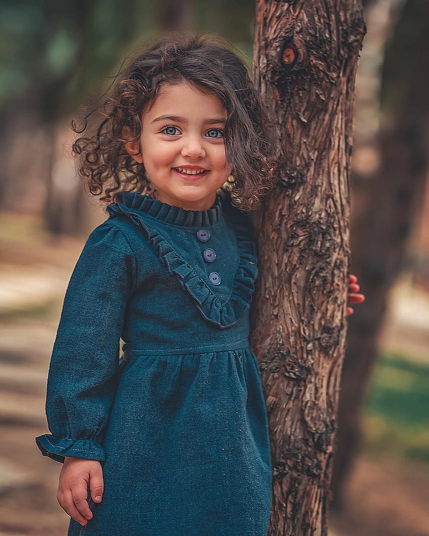 kann enthalten: 1 Person, stehend, Kind und Outdoor. Süßes Baby, süßes kleines Mädchen, das süßeste Baby der Welt, Anahita Hashemzadeh HD-Handy-Hintergrundbild