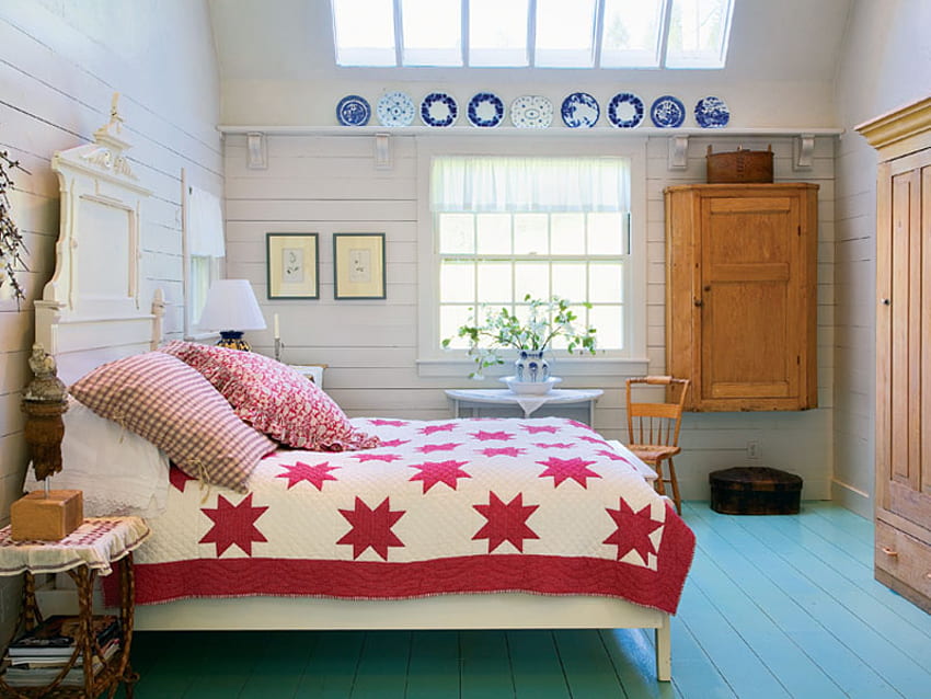 Kamar Tidur Pedesaan, kursi, meja, tempat tidur, jendela loteng, selimut, piring, bunga Wallpaper HD