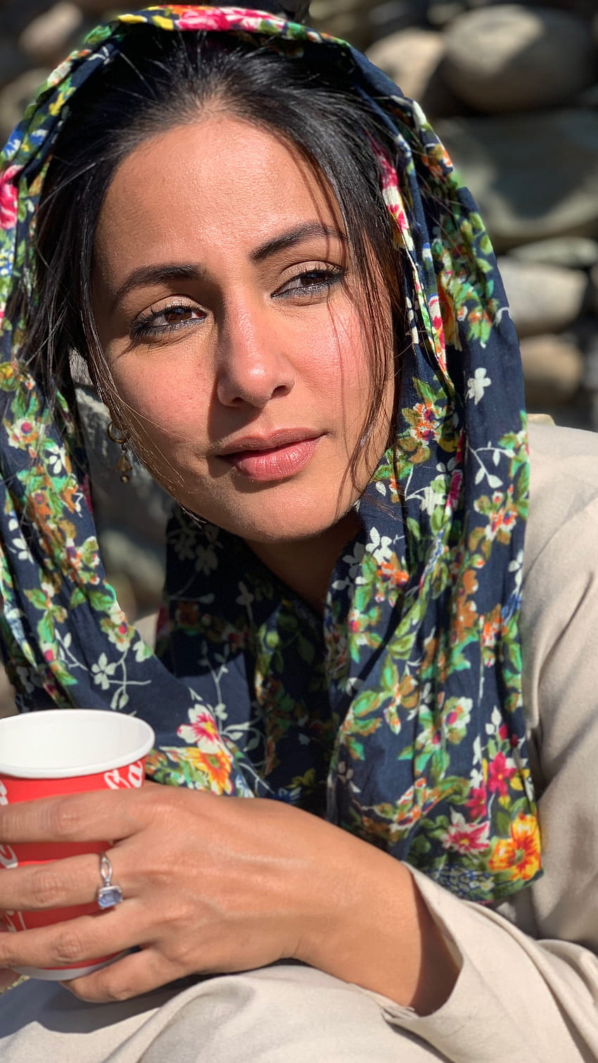 Hina Khan นักแสดงหญิงบอลลีวูด ความเรียบง่าย วอลล์เปเปอร์โทรศัพท์ HD