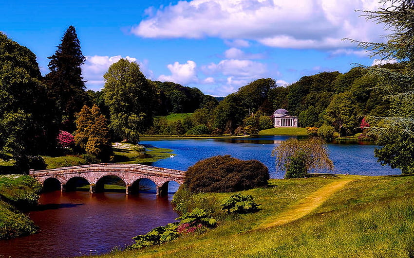 Piękne tereny Stourhead Estate - Yorkshire, Anglia, altanka, drzewa, chmury, most, niebo, park, jezioro Tapeta HD