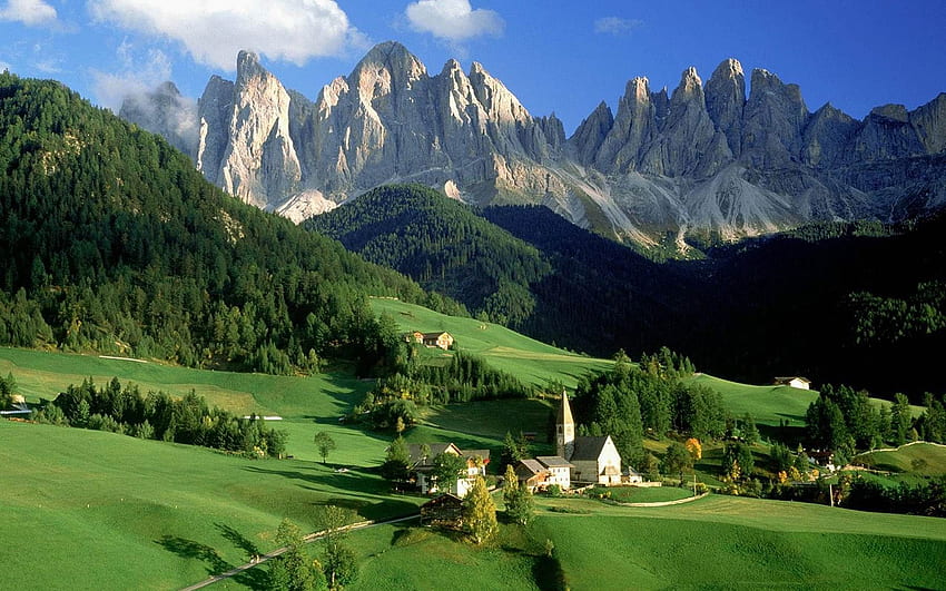 Pequeña iglesia en el valle verde, Alpes en ángulo agudo en la distancia, paisaje de los Alpes fondo de pantalla