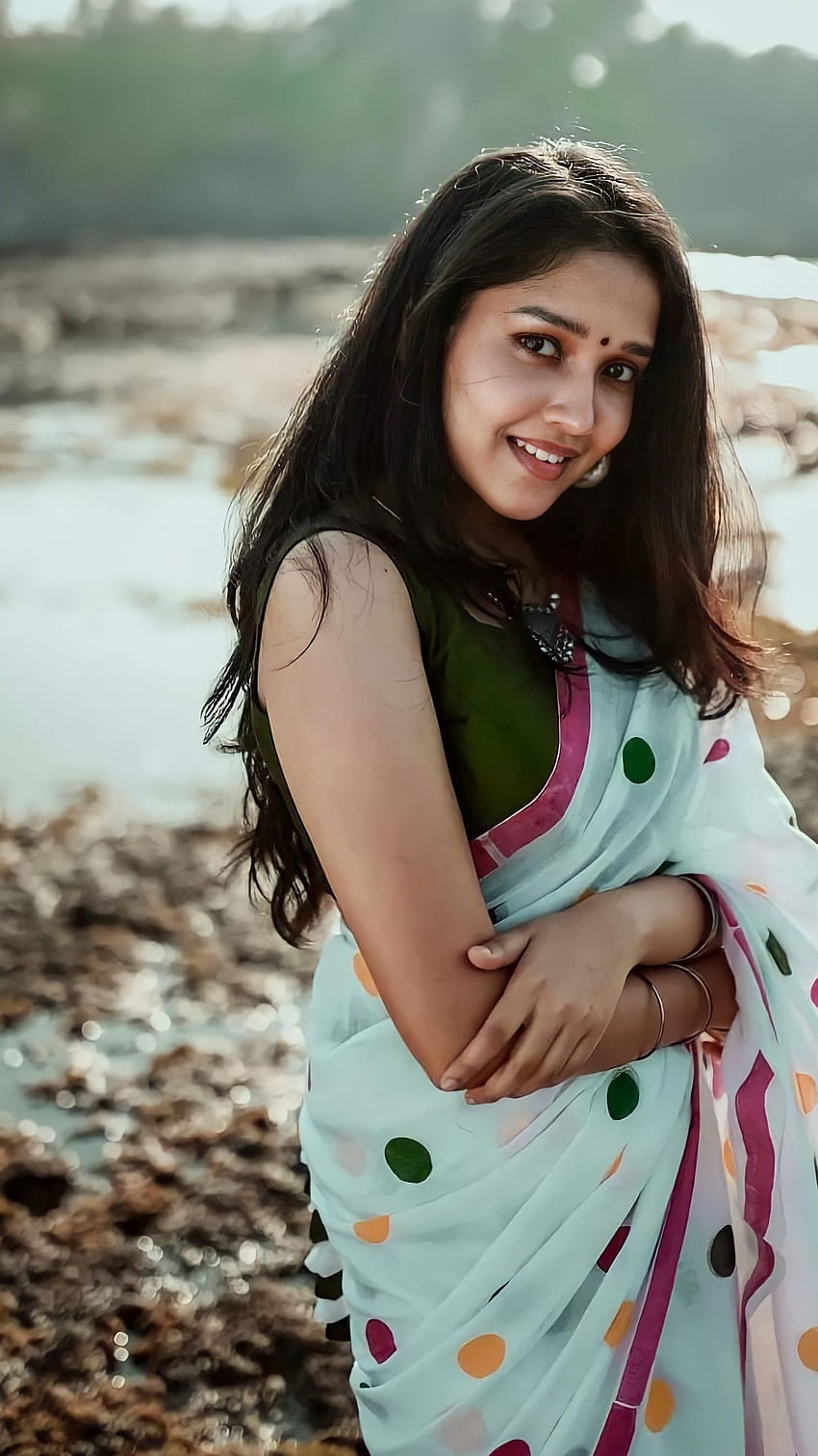 Anikha surendran, belleza sari, actriz malayalam fondo de pantalla del teléfono