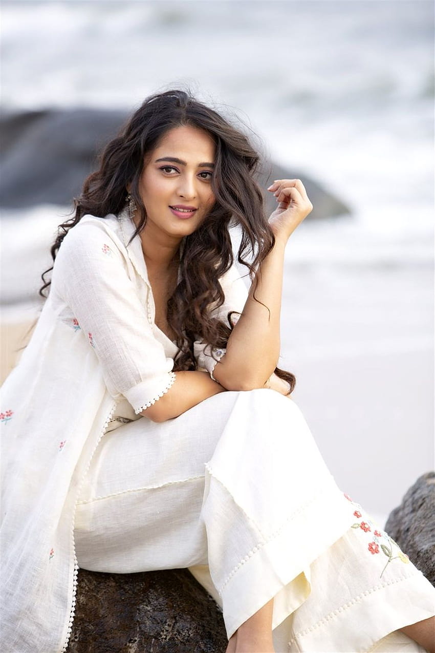 Actress Anushka Shetty New Look in White Dress . New Movie Posters HD phone wallpaper