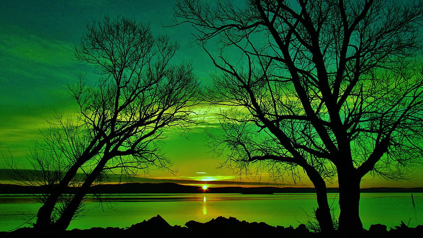 Езеро Залез на зелена природа, отражение, зелено, облаци, дървета, небе, природа, залез HD тапет