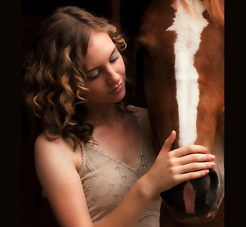 Czuły dotyk, koń, przywiązanie, brązowe włosy, biała poświata, przyjaciele, kobieta Tapeta HD
