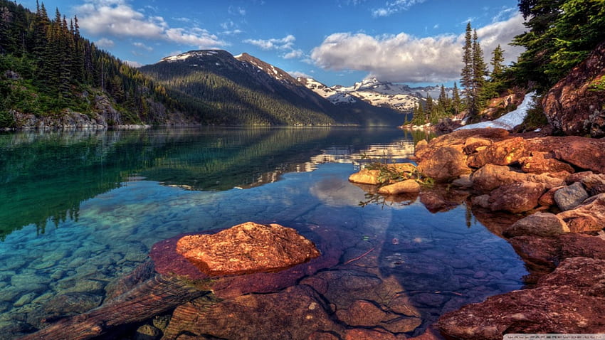 Lac de montagne, pierres, montagne, lac, rocher, lumière du jour, jour, réflexion, nuages, arbres, nature, peu profond, ciel, eau, forêt Fond d'écran HD