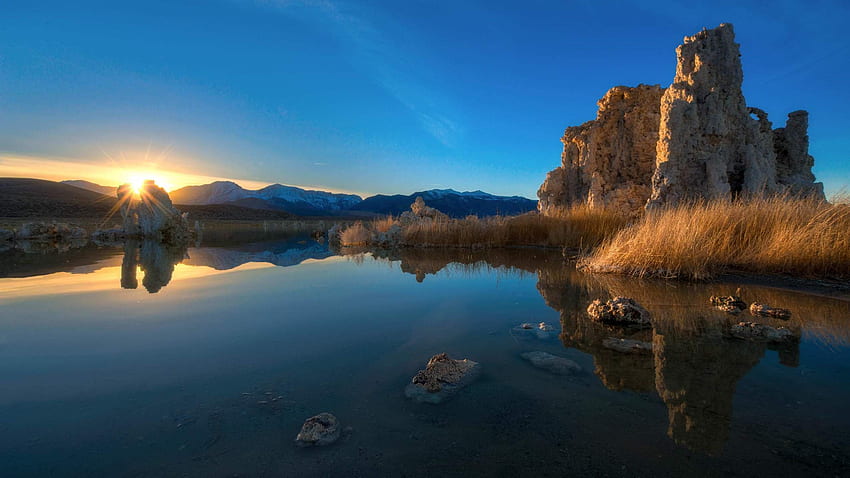 Clear Blue Skies and Crystal Clear Reflections Over Mono Lake HD wallpaper