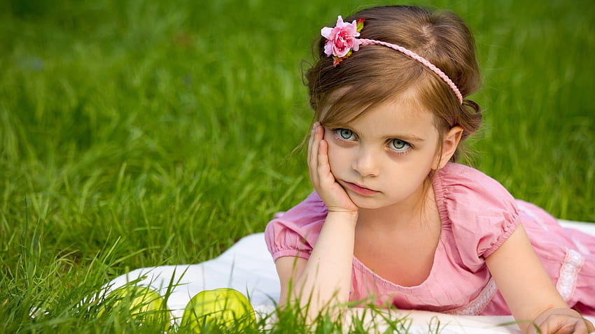 Trauriges kleines Mädchen, Stimmung, süß, Mädchen, Gras, Unzufriedenheit, Copil, wenig, Sommer, traurig, rosa, Blume, grün, Kind HD-Hintergrundbild