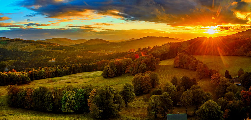 Colline di montagna al tramonto, raggi, d'oro, colline, pendio, bella, arancia, montagna, alberi, vista, cielo, sole, tramonto Sfondo HD