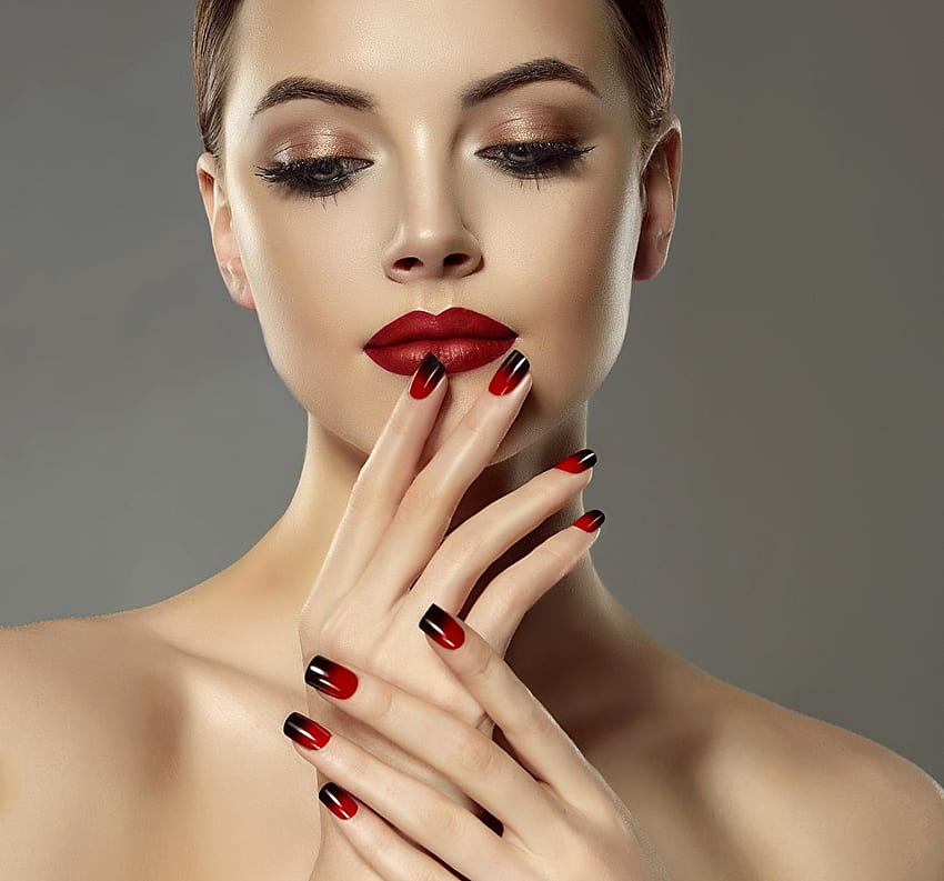 Manicura Maquillaje Cara Chicas Dedos Labios rojos Gris fondo de pantalla