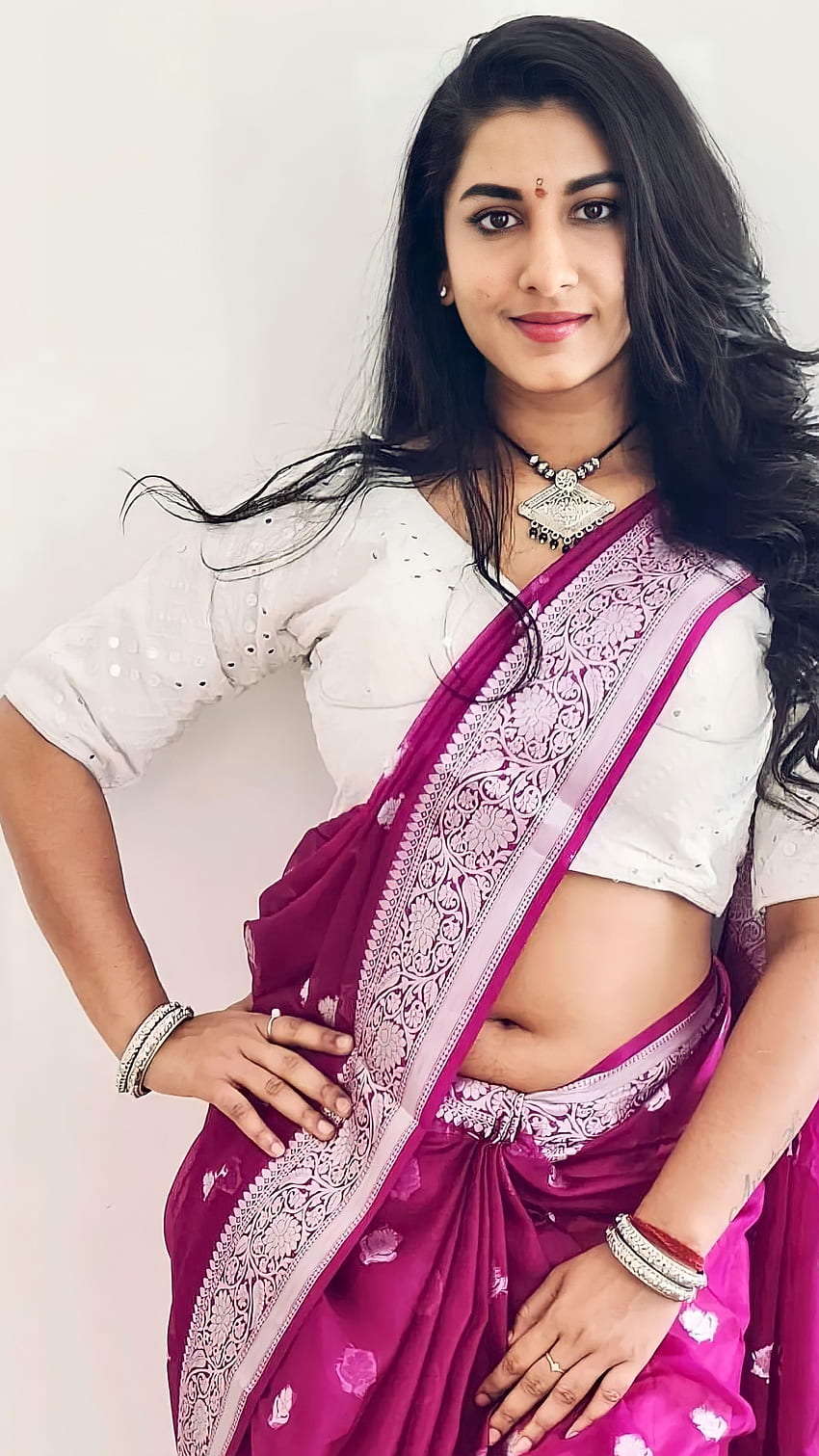 Vishnupriya, actriz telugu, belleza sari, ombligo fondo de pantalla del teléfono