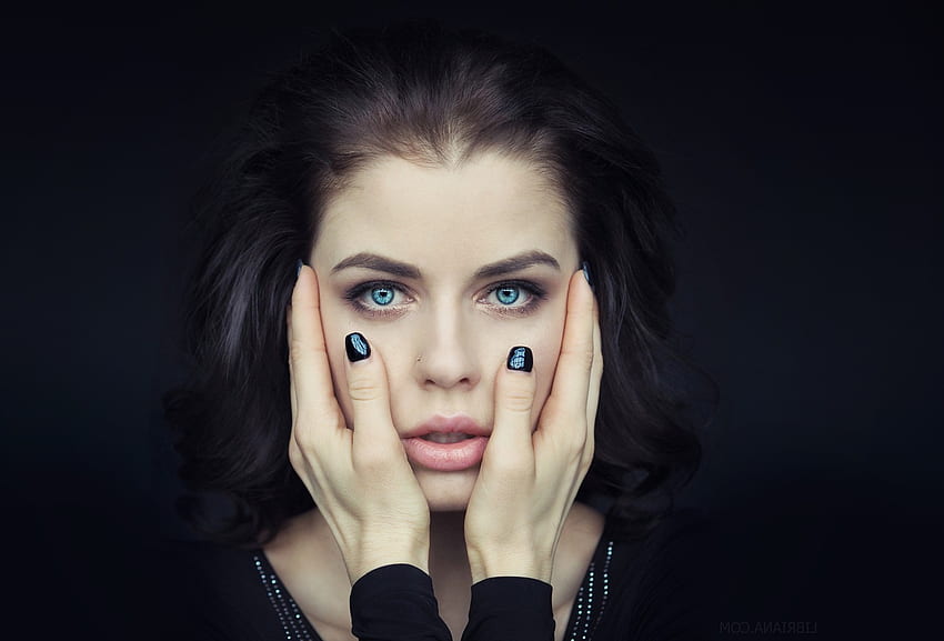 ผู้หญิง มือ ใบหน้า ตาสีฟ้า ทาสีเล็บ เจาะจมูก บุคคล พื้นหลังสีดำ พื้นหลังเรียบง่าย / และพื้นหลังมือถือ วอลล์เปเปอร์ HD