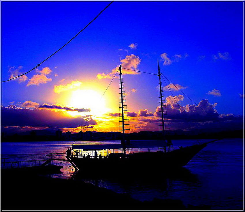 Ormeggio al tramonto, cielo blu, barca, nuvole d'oro, tramonto, sera, oceano Sfondo HD