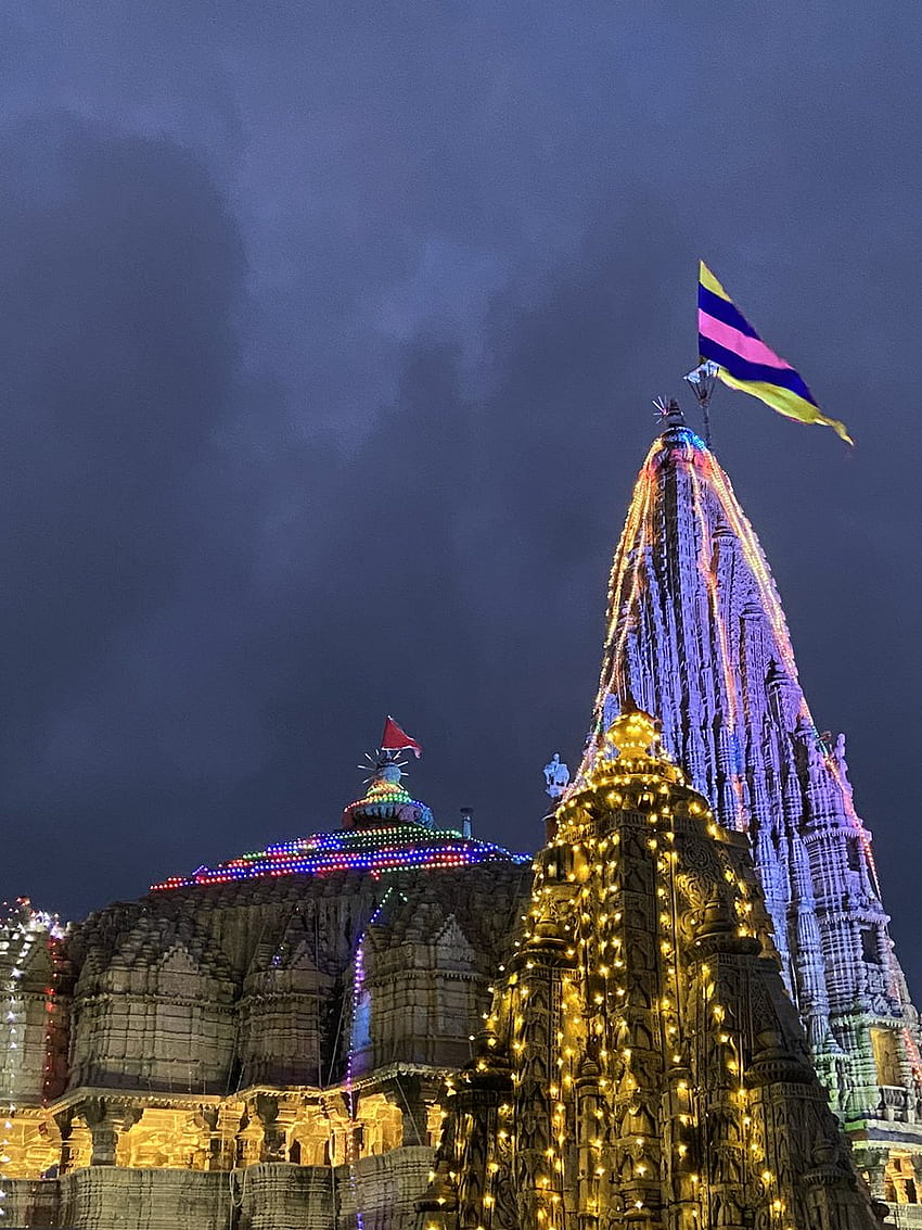 Świątynia Shri Dwarkadhish Dwarka - Shri Dwarkadhish Jagad Mandir błyszczy dekoracjami w wigilię Shri Krishna Janmahotsav. Bez względu na to, świątynia pozostaje zamknięta z powodu pandemii, podekscytowania i rozpędu Tapeta na telefon HD