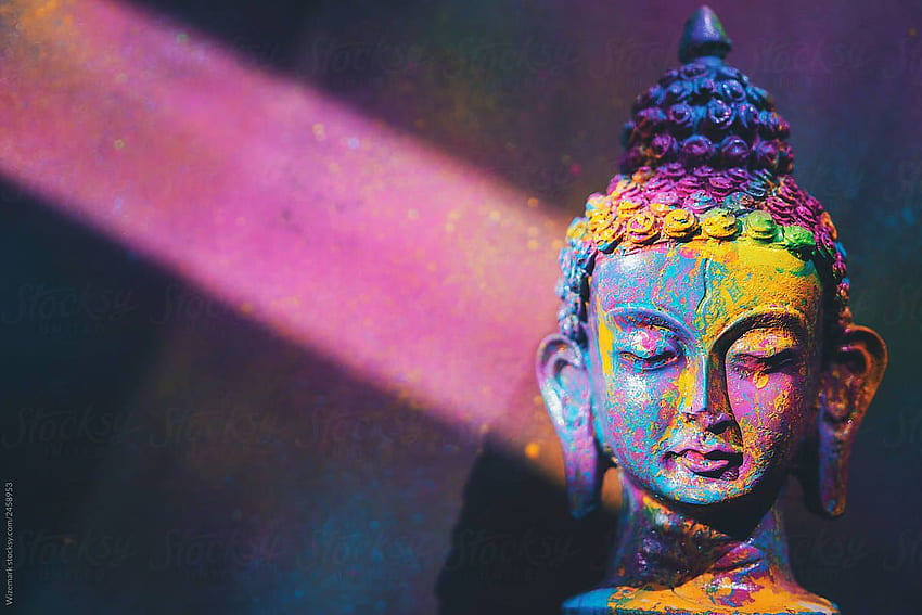 Estatuilla de Buda colorida y vibrante pintada en colores brillantes y ricos. Stocksy Unidos; Brote colorido y vibrante. de Buda, figura de Buda, Zen, Buda de neón fondo de pantalla