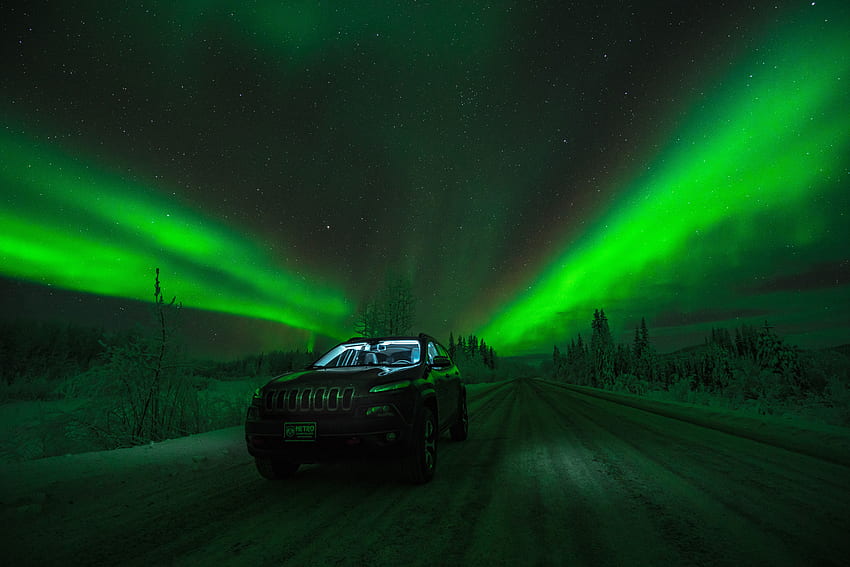 Musim Dingin, Mobil, Jalan, Mobil, Langit Berbintang, Cahaya Utara, Aurora Borealis Wallpaper HD