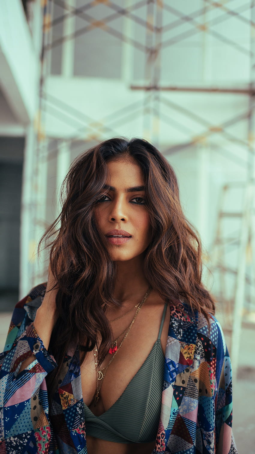 Malavika mohanan, multilingual actress, model, cleavage HD phone wallpaper