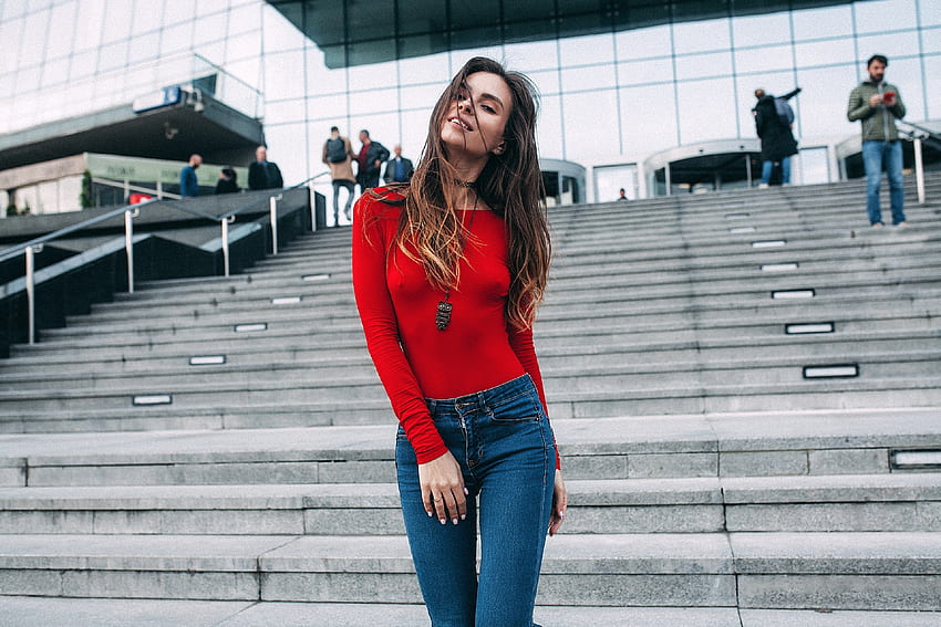 Natalia Chuiko w czerwonym swetrze, modelka, sweter, dżinsy, brunetka, uśmiech Tapeta HD