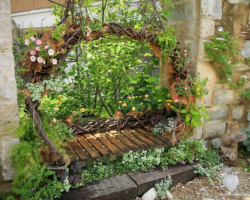 Floral Garden Swing, Steinmauer, japanischer Garten, schön, Blumen, Grüns, Holzschaukel HD-Hintergrundbild