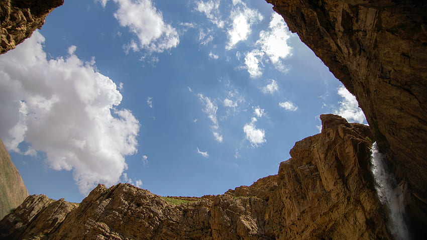 雲空自然の下で滝岩のワームの目のビュー 高画質の壁紙