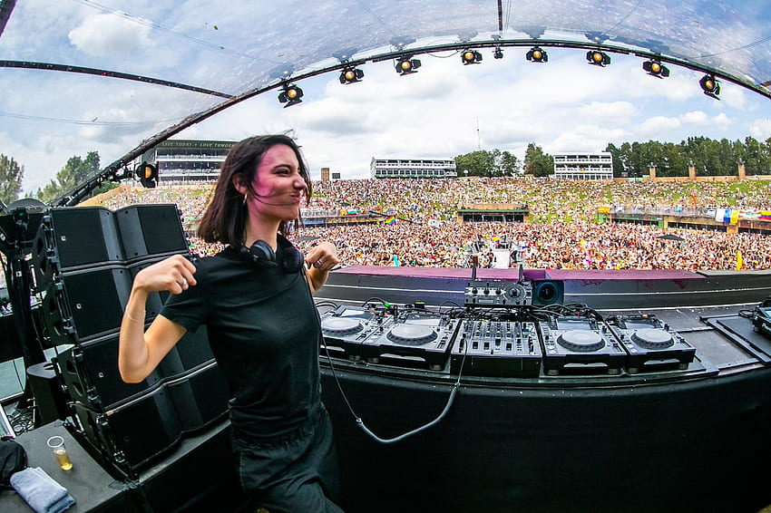 Amelie Lens - Big honor playing the mainstage of one of the biggest festivals in the world HD wallpaper