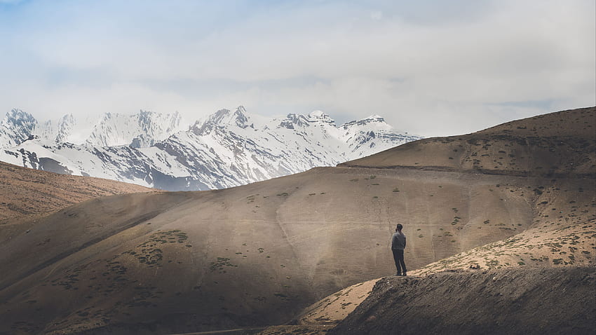 Pegunungan Pasir Gurun Dengan Latar Belakang Langit Biru Salju Wallpaper HD