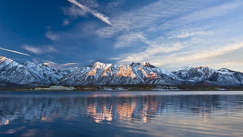 Lago e montanhas cobertas de neve no inverno IPhone 8 7 6 6S papel de parede HD