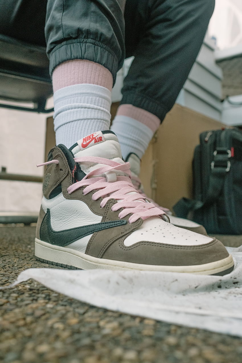 Zapatillas Nike Air High Top grises y blancas – Ropa en Unsplash, Jordan 1 Travis Scott fondo de pantalla del teléfono