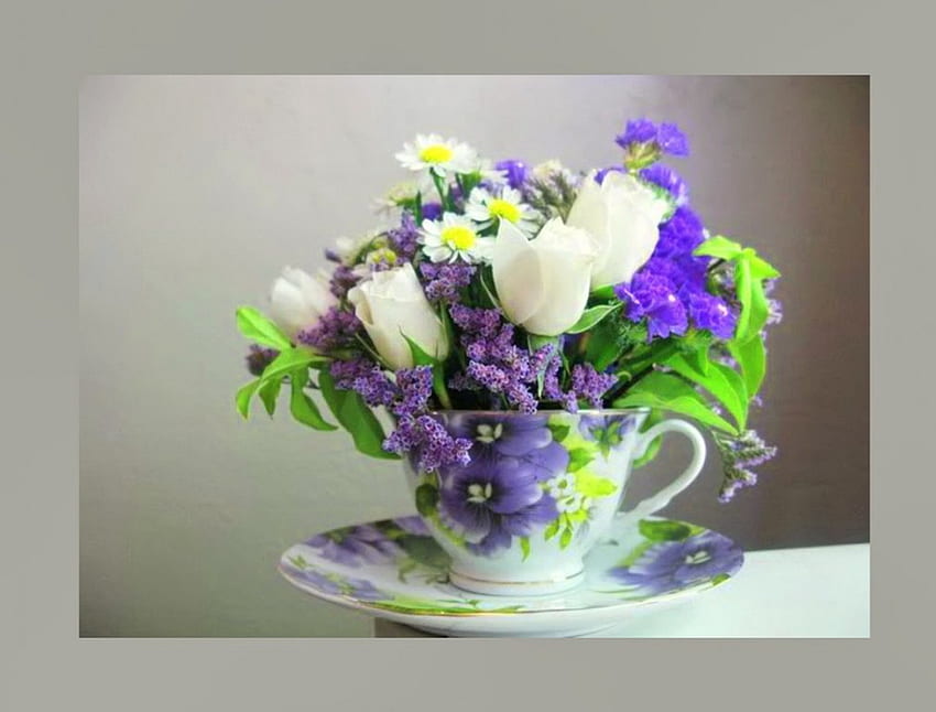 Una taza de flores de mayo, morado, blanco, flores, taza. fondo de pantalla