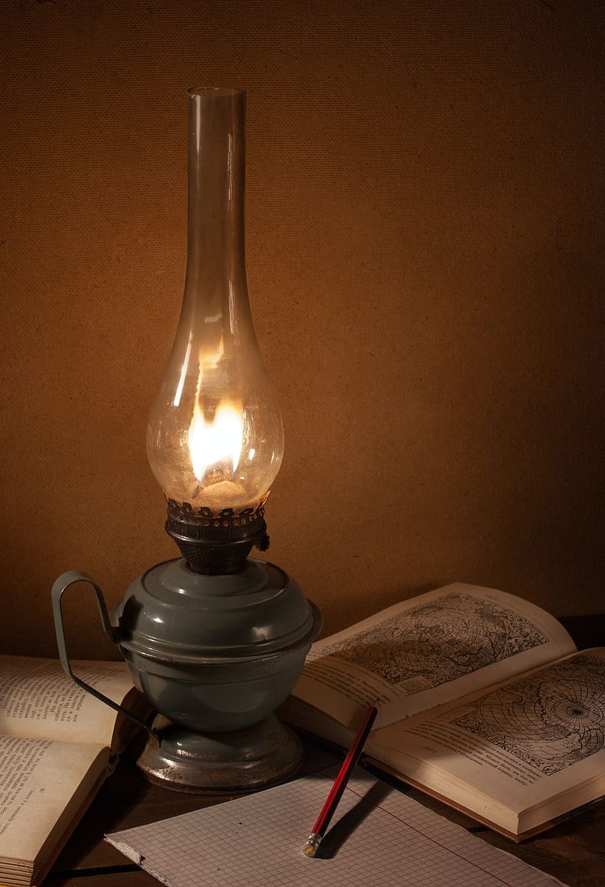 lampada a olio grigia accanto al libro –, Lanterna a olio Sfondo del telefono HD