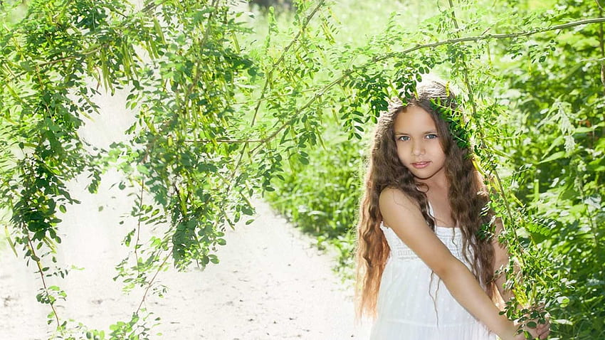 Linda garotinha fofa está parada em folhas verdes, galhos de árvores, arbustos, fundo usando vestido branco fofo papel de parede HD