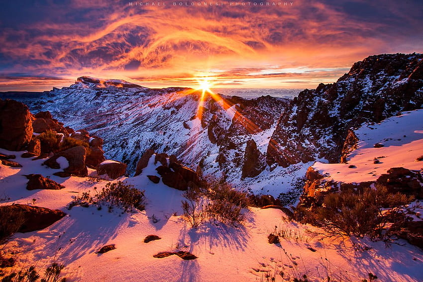 Schneebedeckter Berg während der goldenen Stunde, Schnee-Sonnenaufgang HD-Hintergrundbild