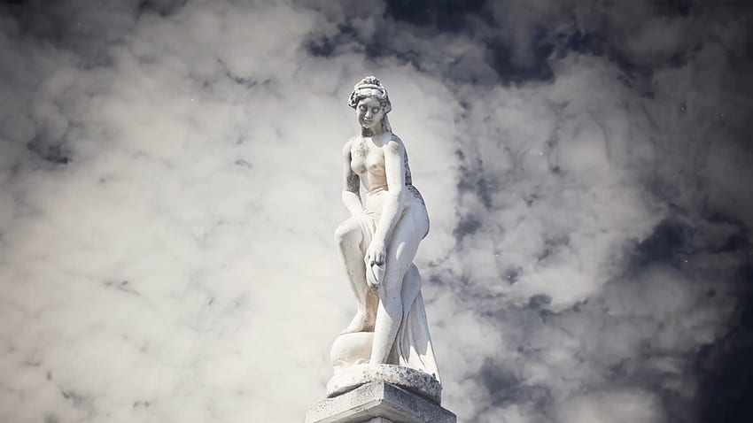Statua donna greca cloudscape timelapse. Una statua greca di una donna, statue greche Sfondo HD