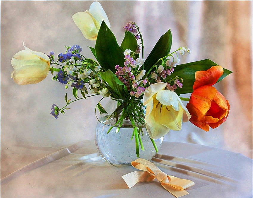Tulipes dans un vase, graphie, printemps, ne m'oubliez pas, tulipes, délicat, abstrait, pétales, grapher, art, doux, autre, vase, lis, nature morte, jaune, rouge, fleurs Fond d'écran HD