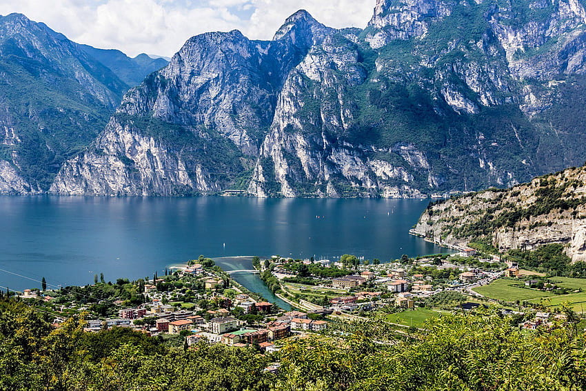 El lago de Garda es el lago más grande de Italia, norte de Italia fondo de pantalla
