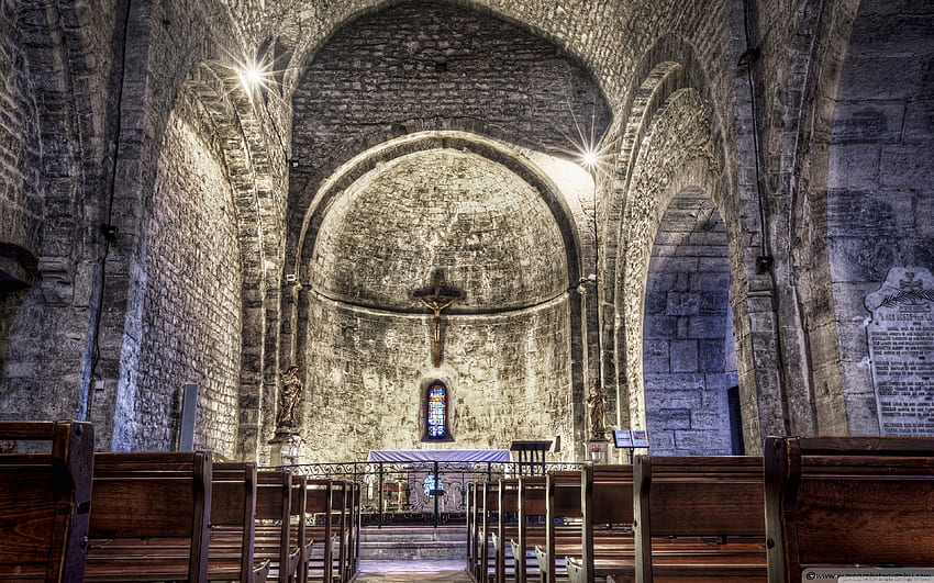 ultra de la iglesia medieval de Le Castellet para U TV: múltiple, monitor doble, interior de la iglesia fondo de pantalla