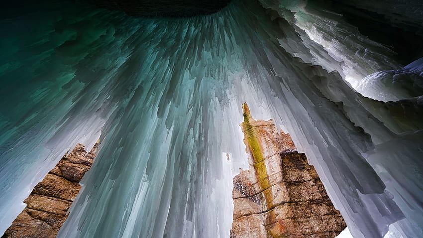 Unter einem gefrorenen Wasserfall, Maligne Canyon, Alberta, Winter, Felsen, Eis, Eiszapfen, Kanada HD-Hintergrundbild
