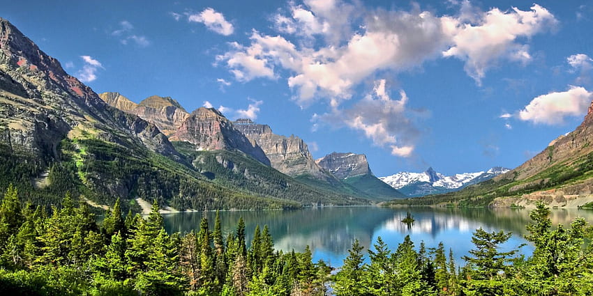 モンタナ州セントメリーズ湖の美しい夏、雪に覆われた峰、緑、グレイシャー国立公園、雲、木々、山、森、湖 高画質の壁紙