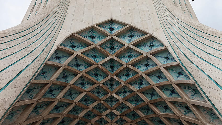Torre Azadi en Teherán, Irán. Destacado de Windows 10 fondo de pantalla