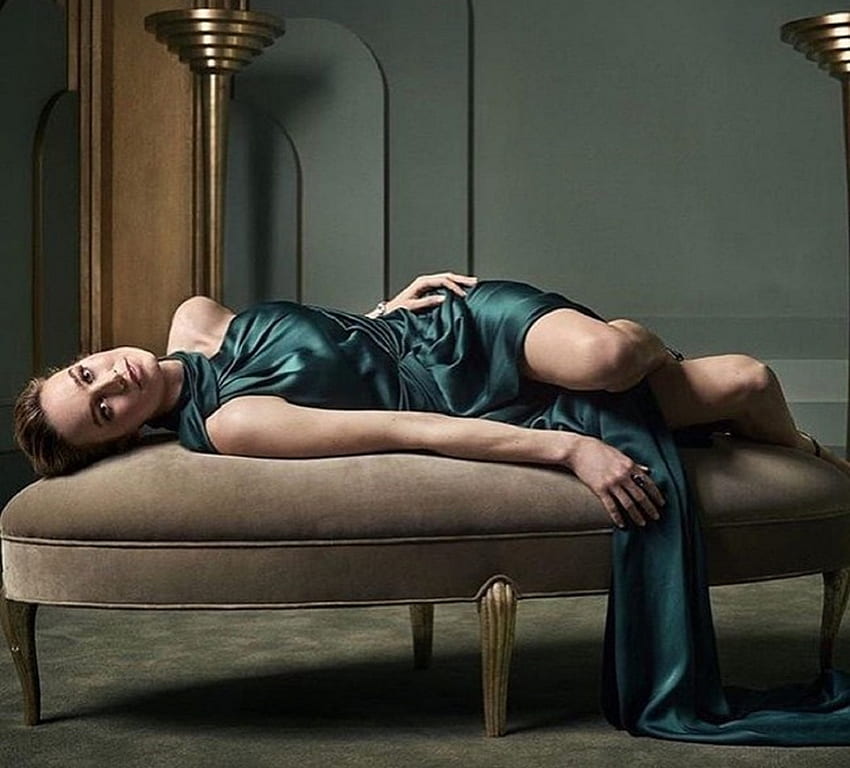 Brie Larson, actriz estadounidense, vestido verde, joyería, recostada sobre un banco ovalado, morena fondo de pantalla